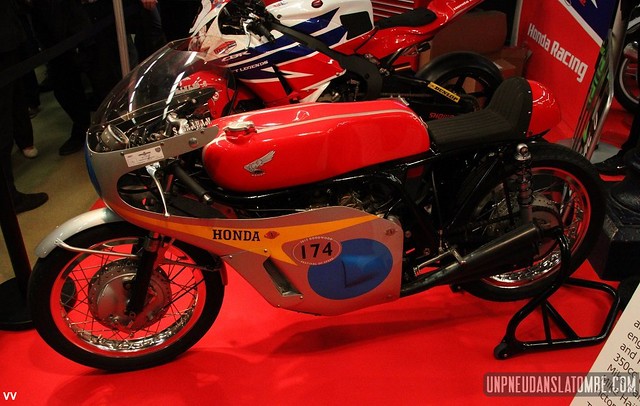 Une Honda 6 exposée au Salon Moto Légende 2013.