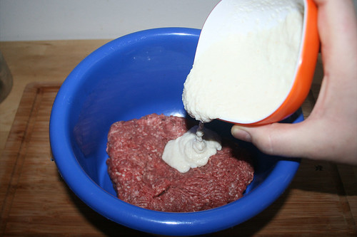 26 - Hackfleisch und Milch-Mix in Schüssel geben / Put ground meat and milk-mix in bowl