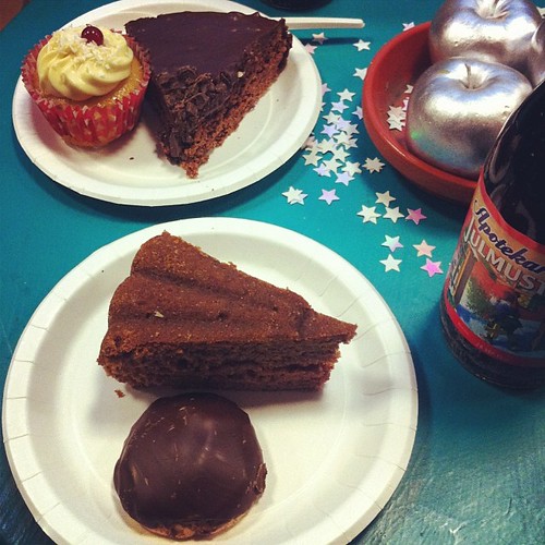 Saffranscupcake med mandelmassa, kärleksmums med chokladtäcke, mjuk pepparkaka och så en biskvi på det. #vadveganeräter på Vego vintage.
