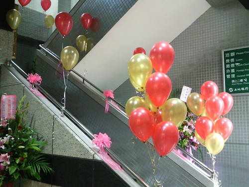 空飄氣球串；銀行開幕佈置；樓梯間扶手氣球串；10吋珍珠紅、珍珠金色氣球； by 豆豆氣球材料屋 http://www.dod.com.tw