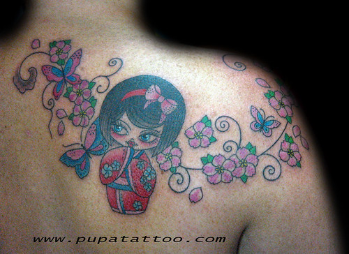 Tatuaje muñeca kokeshi Pupa Tattoo Granada by Marzia PUPA Tattoo