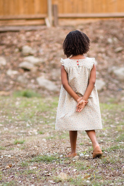 kids clothes week : happy homemade dress with frilled shoulders (back)