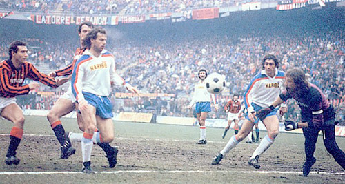 Chinellato tra due giocatori del Milan (Milan-Catania 0-0, 1982-83)