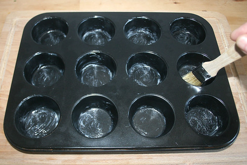 34 - Muffinblech ausfetten / Grease muffin tray
