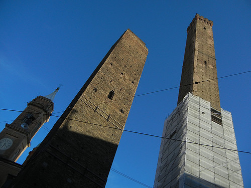 DSCN3460 _ Le due torri (Torre Garisenda, left and Torre degli Asinelli, right), Bologna, October 2012, Bologna, 16 October