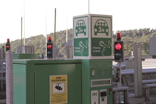 Selective toll for high-occupancy vehicles