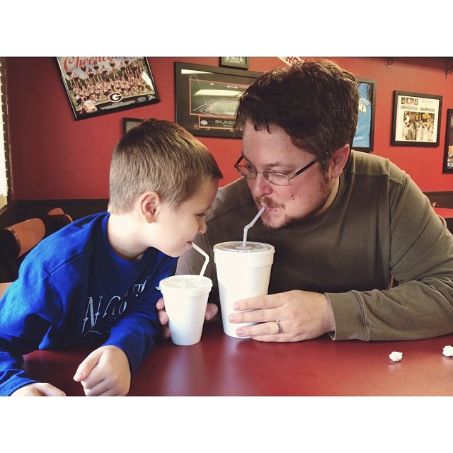 Daddy & son soda sizes. :) #pictapgo_app #bigdsbbq #goodeats #greatfood #familyvacation #lunchspots