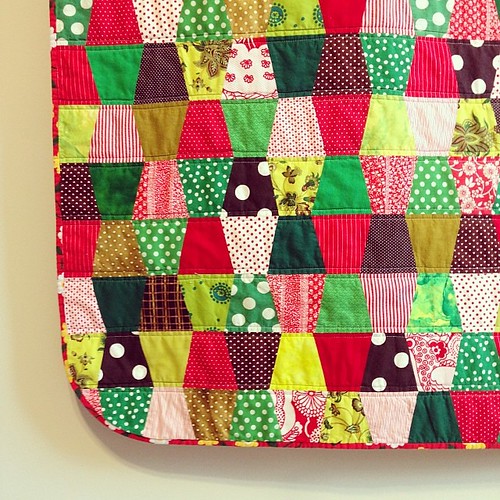 red green and brown tumbler quilt closeup