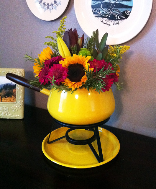 fall flower arrangement in a fondue pot by vitamini handmade