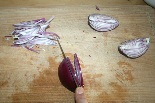 19 - Zwiebel in Streifen schneiden / Cut onion in stripes