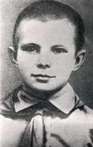 Yuri-Gagarin-as-a-schoolb-001