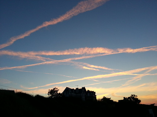 Crisscross sky - St Lunaire. by despod