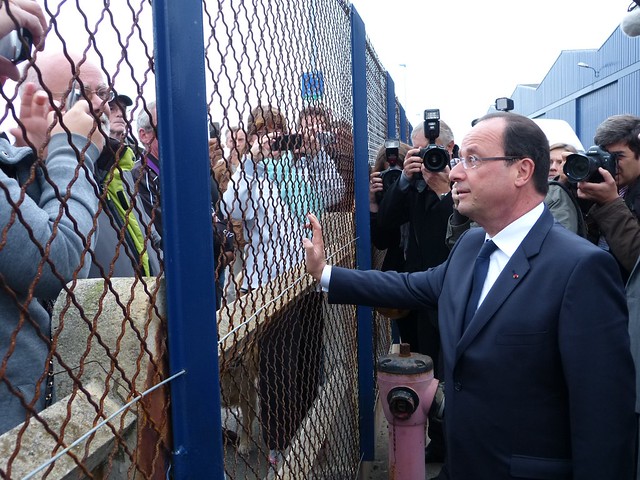 François Hollande à la sortie des CMN est allé à la rencontre des Cherbourgeois venu voir le président de la République