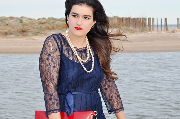 something fashion moda, blogger de moda valencia fashion blog, lace BCBG Max Azria dress vintage look beach New Year's Day, pearl necklace inspiration classy elegant blue amitié, sandals white gloves ideas christmas party outfit