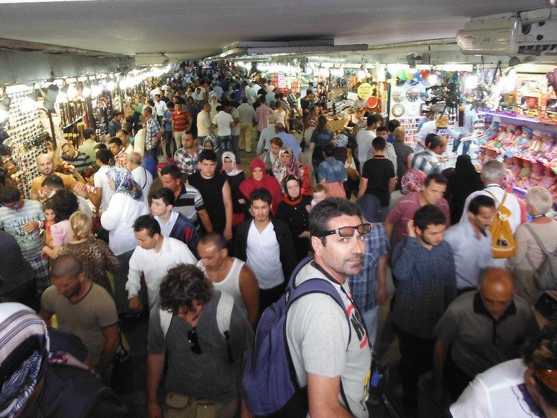 Paso subterráneo de Estambul, atestado de gente.