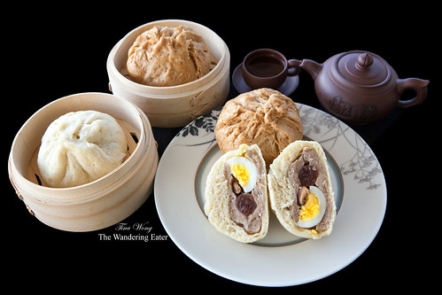 Homemade Dai Bao (literally translated as "Big Bun" 大包) - Whole Wheat and Regular