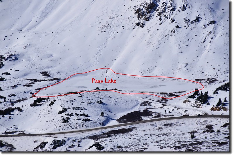Loveland Pass Point 12,915' 俯瞰冰凍中的Pass Lake