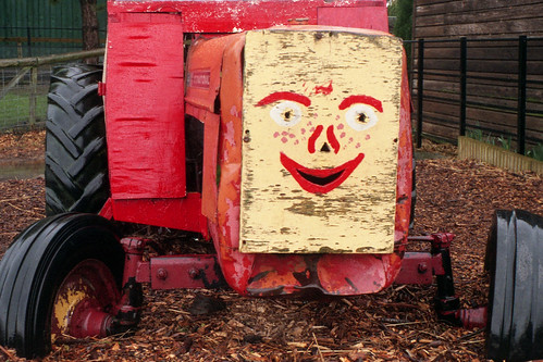 smiling tractor by pho-Tony