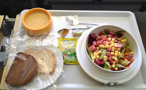 Bunter Salatteller mit Schinken und Käse & Kartoffelsuppe / Salad dish with ham and cheese & potato soup