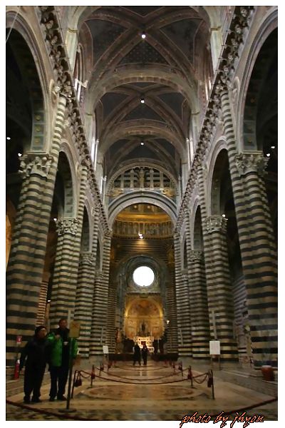 1108878281_教堂內高聳的哥德式拱柱與磁磚鑲嵌圖案地板