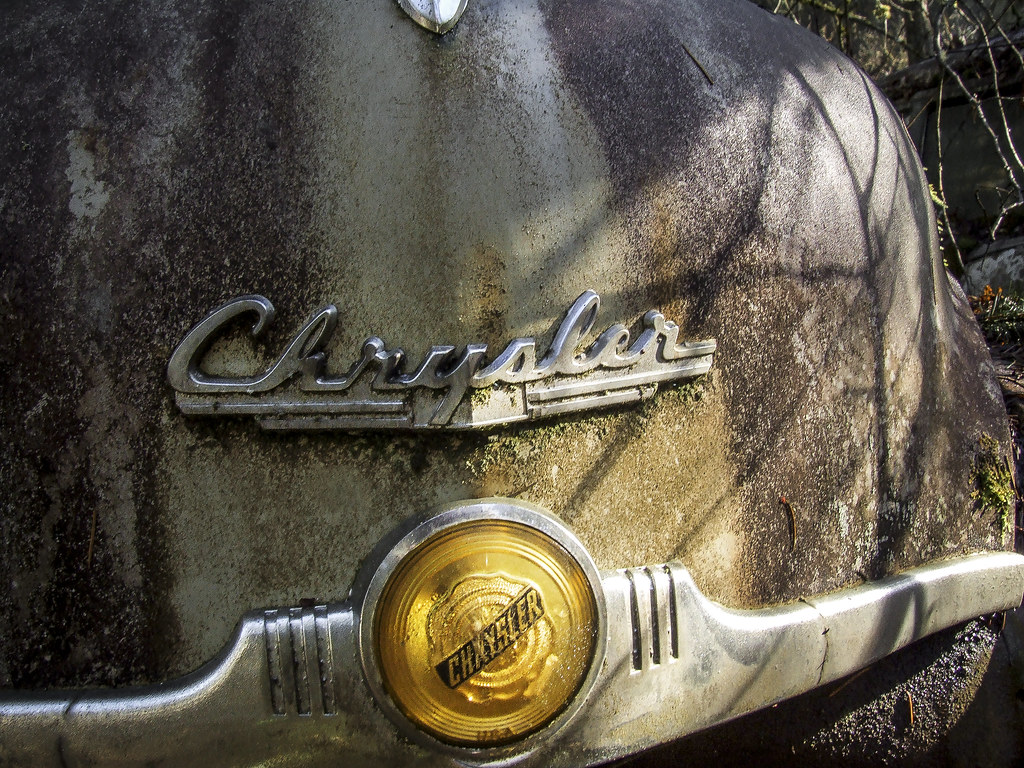 Заброшенная автомобильная свалка Chrysler Badge