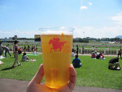 函館競馬場で飲むビール