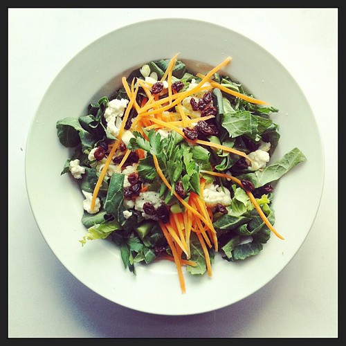 Carrot, cauliflower, raisins, parsley, spring greens, spring onions. #raw #salad #healthyfood #vegan #vegetarian #saladpride by Salad Pride