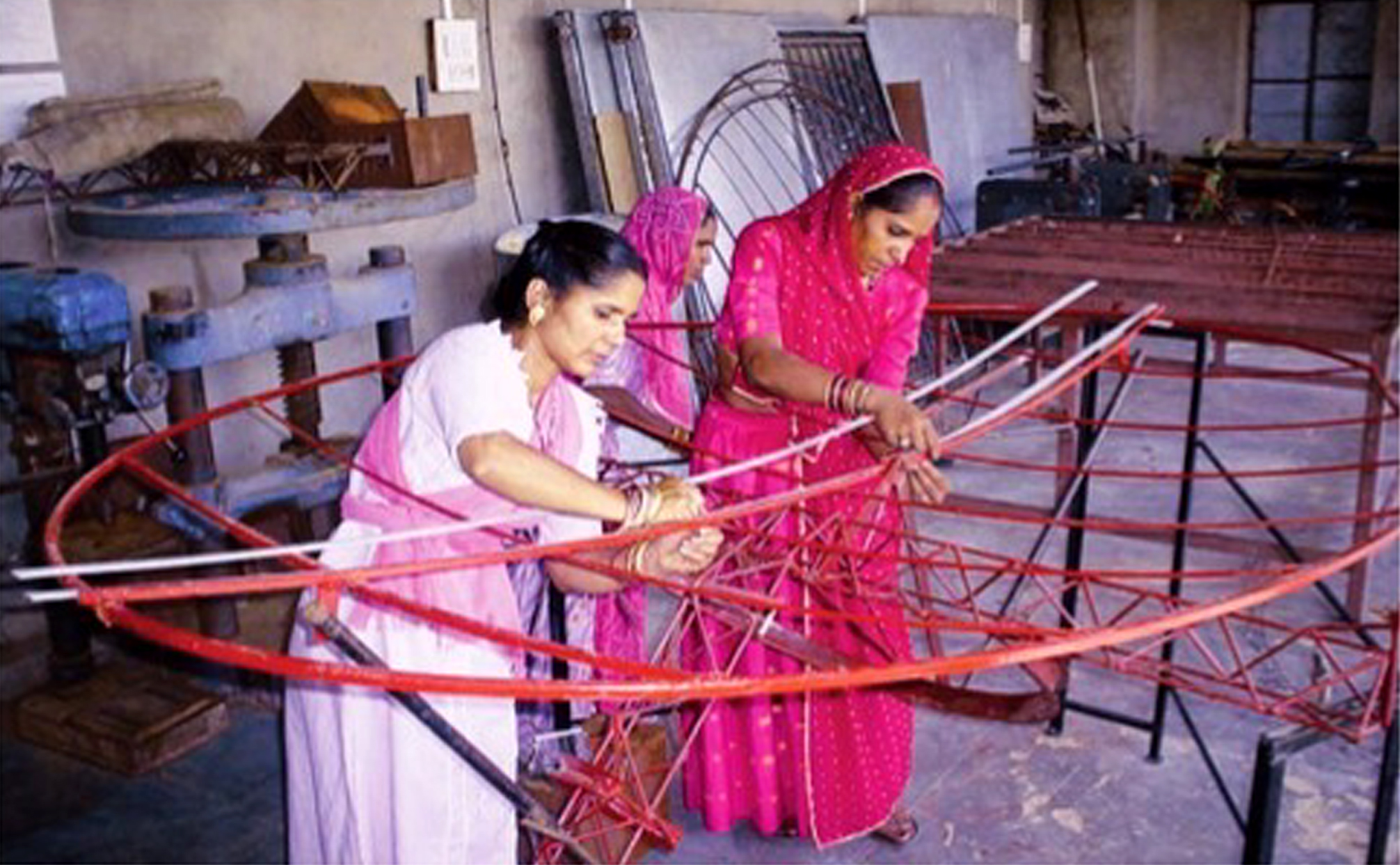 सौर चूल्हा बनाती महिलाएं