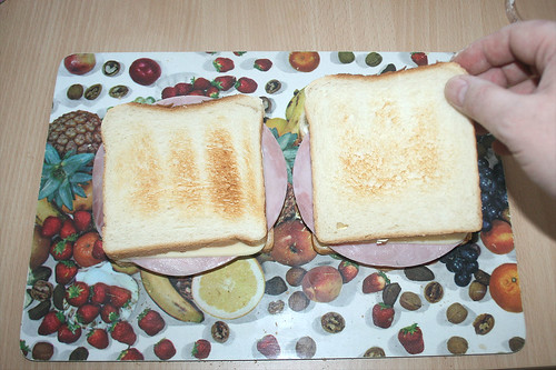 13 - Brot auflegen / Apply bread slices