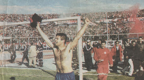 Roberto Manca in un ritaglio di giornale esulta dopo il gol
