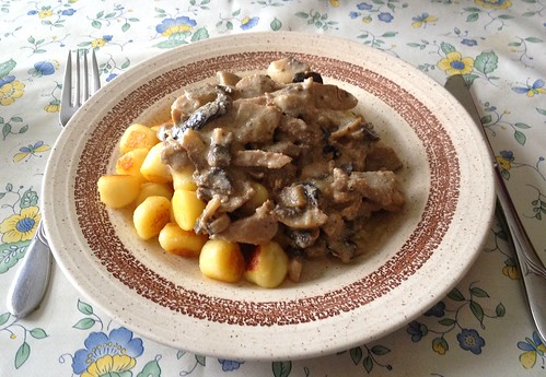 Schweine-Pilzgeschnetzeltes in Sahnesauce mit Mini-Gnocchi / Mushroom pork chop with mini gnocchi
