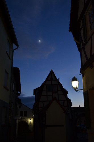 Weihnachtsmarkt Freinsheim moon in the night sky