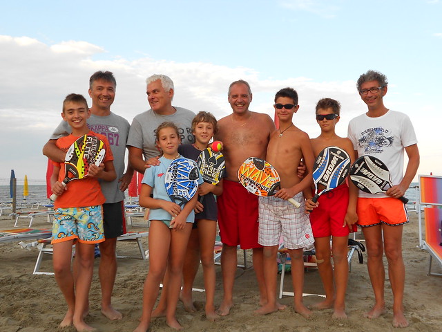 foto del gruppo beach tennis finalistal del primo trofeo padri-figli - Bagno Medusa - Lido degli Scacchi - Ferrara