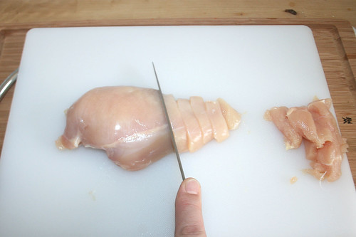 21 - Hähnchenbrust in Streifen schneiden / Cut chicken breast in stripes