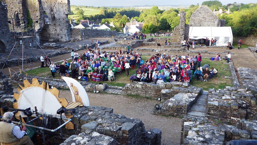 A crowd gathers to watch Shakespeare at the Abbey