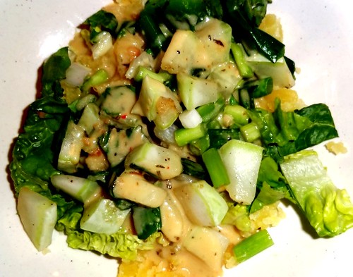 Kartoffelstampf mit Salat, Tellerkürbis und Curry-Nuss-Soße