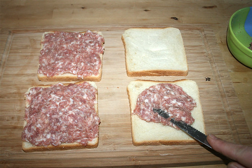07 - Brote mit Brät bestreichen / Spread with sausage meat