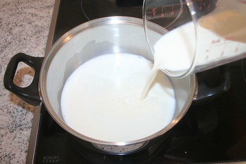 26 - Sahne & Milch in Topf geben / Put cream & milk in pot