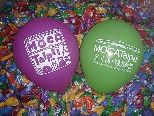 客制化廣告印刷氣球；10吋圓型標準色；雙面單色印刷；混合色氣球印白色墨；台北當代藝術館 MOCA Taipei by 豆豆氣球材料屋 http://www.dod.com.tw