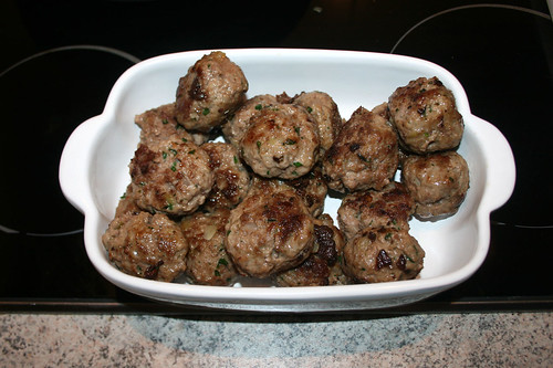 36 - Fleischbällchen bei Seite stellen & warm halten / Remove meatballs & keep warm
