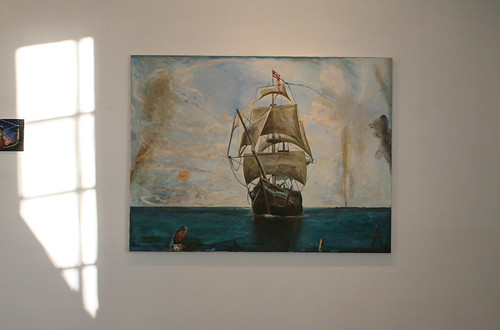 Målning med hav, skepp och fågel av Thomas Edetun.