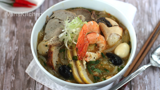 Vietnamese crab thick noodle soup -- Bánh canh cua