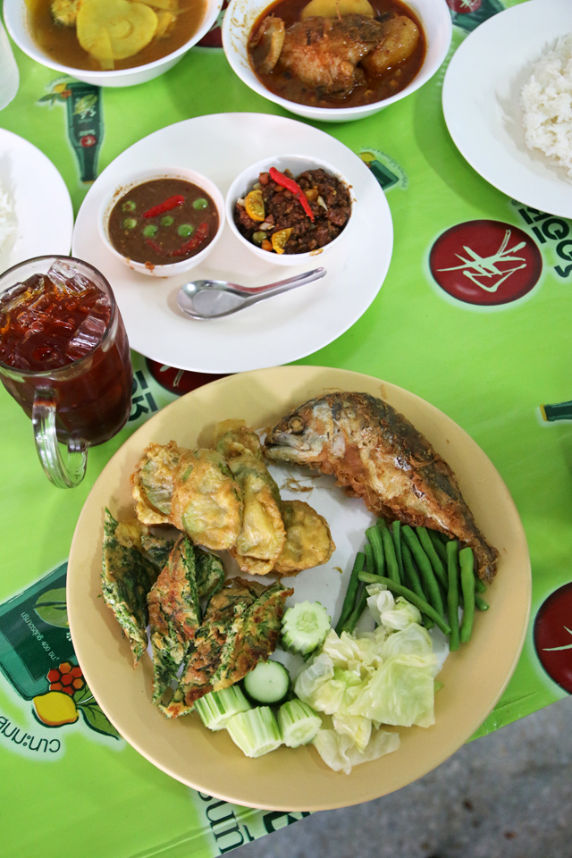 Vegetables and fish to go with nam prik