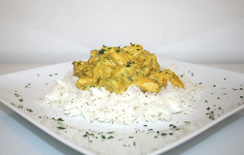 42 - Hähnchen-Ananas-Curry mit Basmati - Seitenansicht / Chicken pineapple curry with basmati rice - Side view