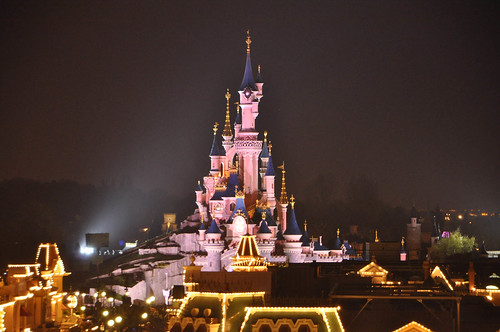 Vista nocturna de Disneyland Paris desde el Hotel Disneyland