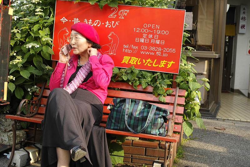 The old woman who sits on a bench / ベンチに座る老婦人