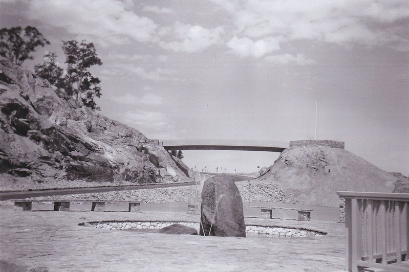 Serpentine dam bridge