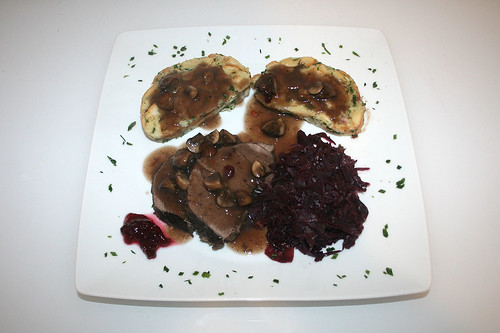 74 - Marinierter Rehbraten mit Serviettenknödel - Serviert / Marinated venison roast with dumpling - served