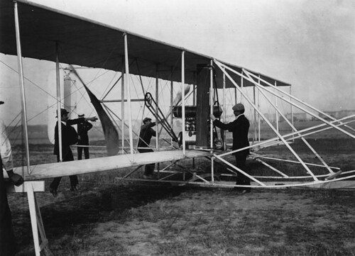 800px-Orville_Wright&flyer1909_