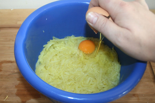 38 - Kartoffel & Ei in Schüssel / Put potatoes & egg to bowl